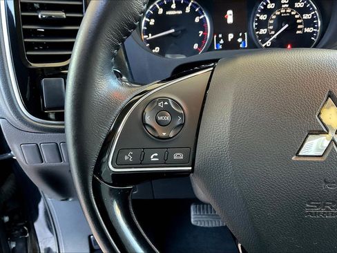 Used 2017 Mitsubishi Outlander SE AWD/4WD image 10