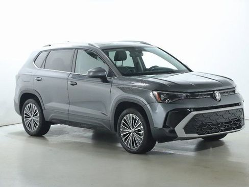 Used 2025 Volkswagen Taos SE FWD image 9