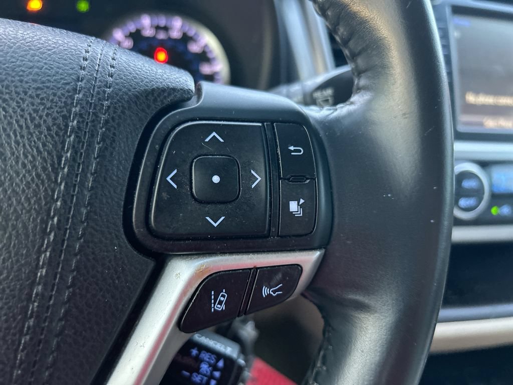 Used 2017 Toyota Highlander Plus FWD image 17