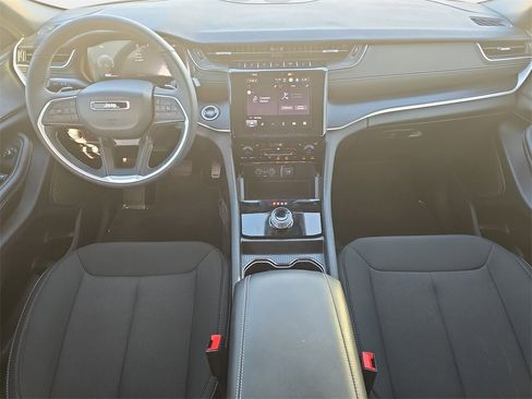 Used 2025 Jeep Grand Cherokee Laredo w/ Luxury Tech Group I image 9