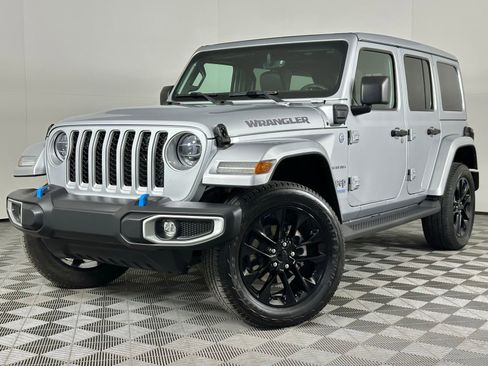 Used 2022 Jeep Wrangler Unlimited Sahara w/ Cold Weather Group image 43