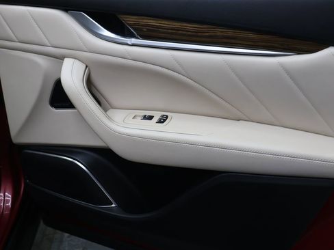 Used 2020 Maserati Levante GranLusso image 12