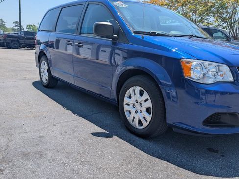Used 2019 Dodge Grand Caravan SE FWD image 3