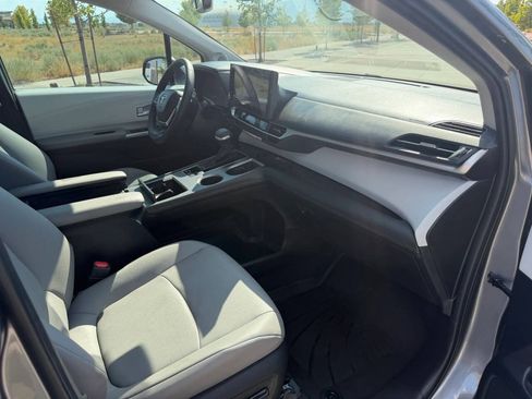 Used 2026 Toyota Sienna XLE FWD image 17