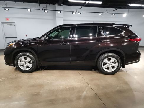 Used 2021 Toyota Highlander L FWD image 4