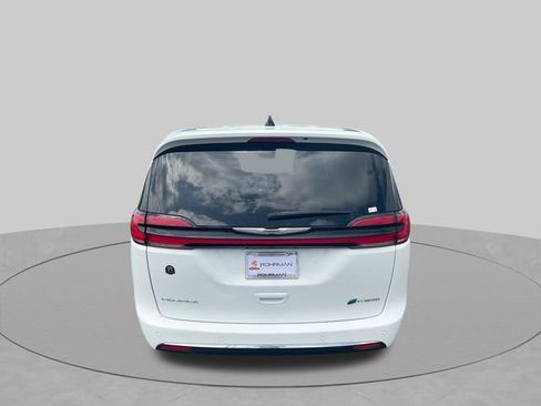 Used 2023 Chrysler Pacifica Touring-L FWD image 7