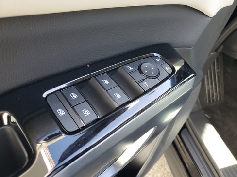 New 2025 Nissan Pathfinder SL w/ Black Appearance Package image 16