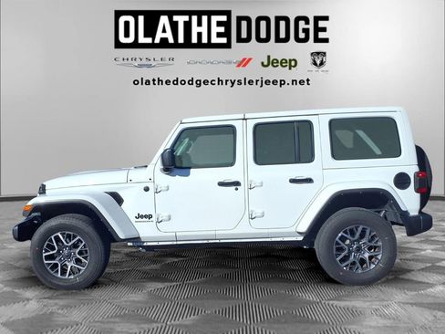 Used 2025 Jeep Wrangler Unlimited Sahara AWD/4WD image 17