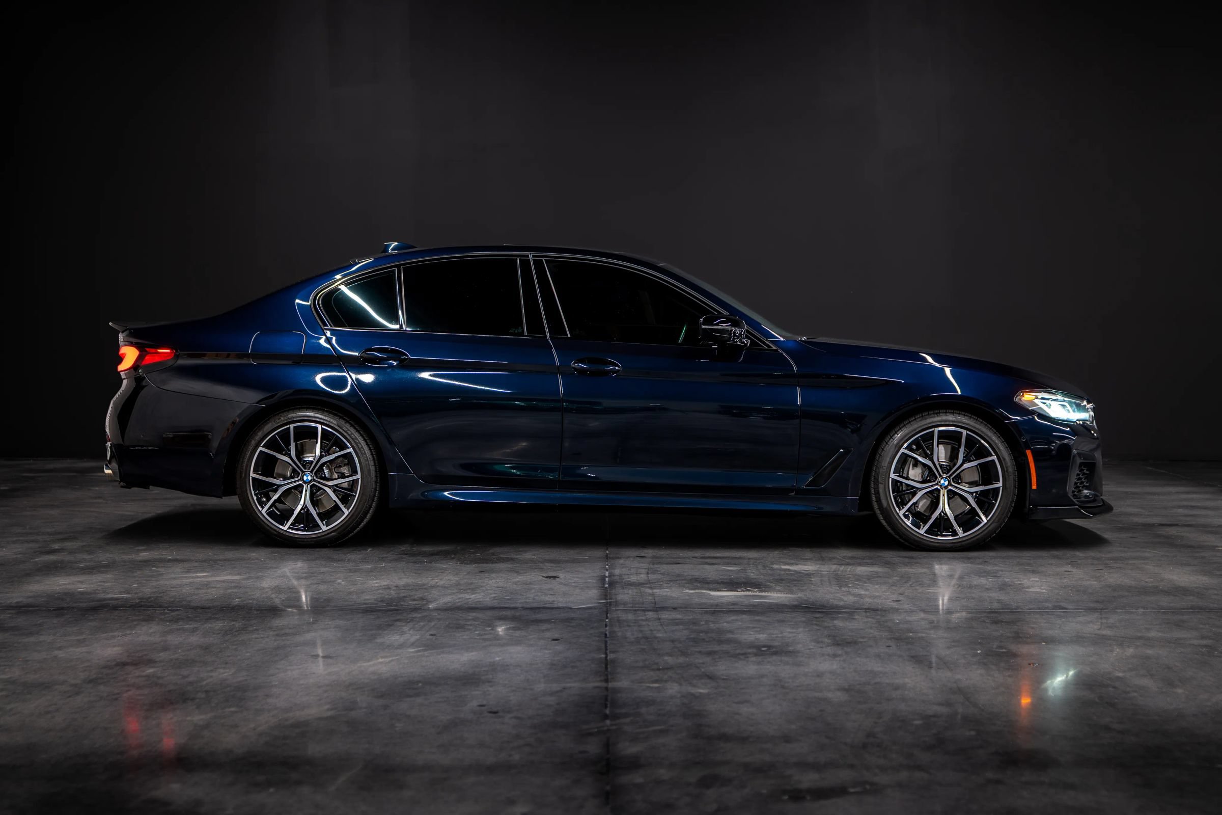 Used 2021 BMW 540i xDrive w/ M Sport Package AWD/4WD image 4