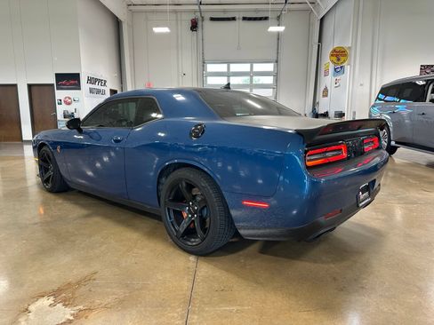 Used 2020 Dodge Challenger SRT Hellcat w/ Carbon/Suede Interior Package RWD image 4