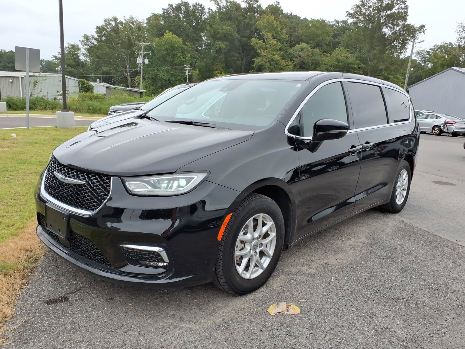 Used 2025 Chrysler Pacifica Select FWD image 1