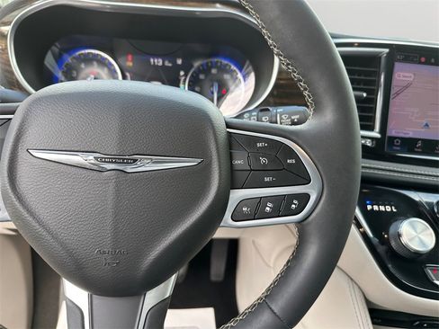 Used 2022 Chrysler Pacifica Limited w/ Uconnect Theater Family Group image 20