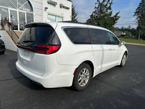 Used 2022 Chrysler Pacifica Touring-L FWD image 3