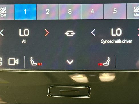 Used 2023 Volvo XC40 B4 Core w/ Convenience Package image 19