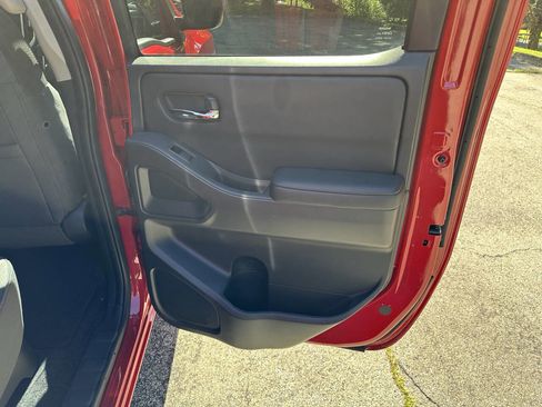 Used 2025 Nissan Frontier SV image 15