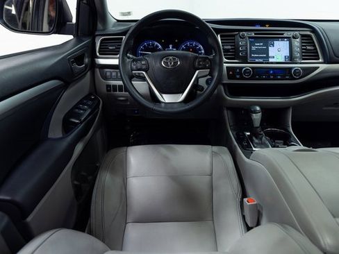 Used 2016 Toyota Highlander XLE image 3