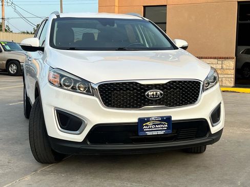 Used 2017 Kia Sorento AWD w/ LX Convenience Package image 2