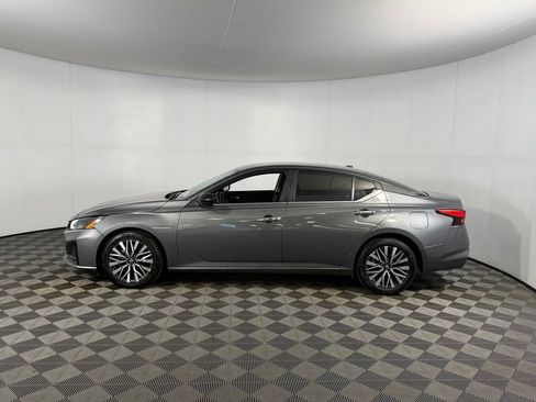 Used 2025 Nissan Altima 2.5 SV FWD image 11