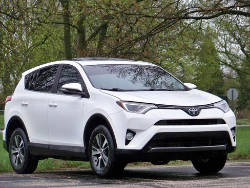 Used 2018 Toyota RAV4 XLE AWD/4WD image 3