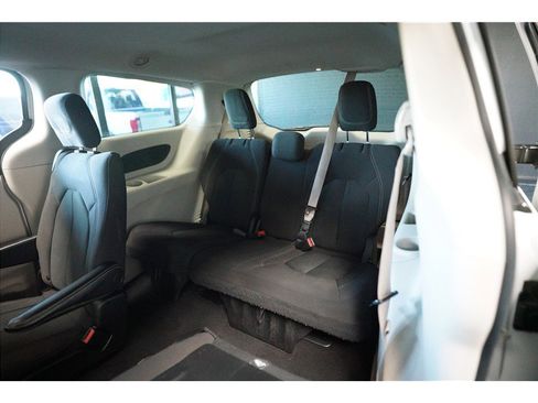 Used 2022 Chrysler Voyager LX FWD image 13