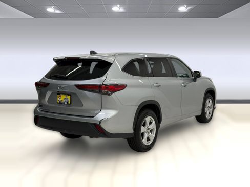 Used 2023 Toyota Highlander L FWD image 7