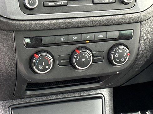 Used 2013 Volkswagen Tiguan S image 20