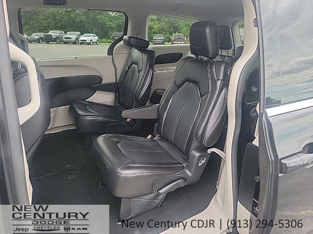 Used 2023 Chrysler Pacifica Touring-L FWD image 16