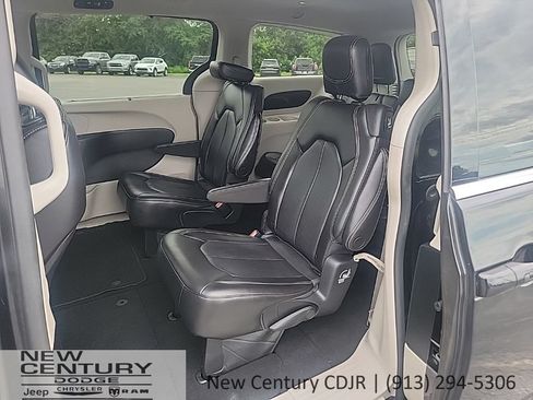 Used 2023 Chrysler Pacifica Touring-L FWD image 16