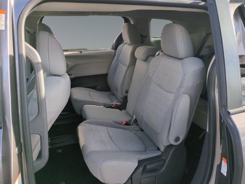 Used 2022 Toyota Sienna LE image 13
