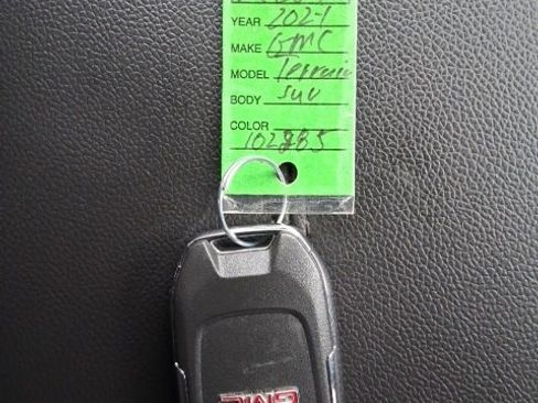 Used 2024 GMC Terrain SLE w/ Driver Convenience Package image 21