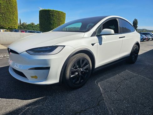 Used 2022 Tesla Model X SUV image 4
