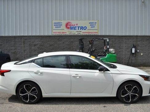 Used 2024 Nissan Altima 2.5 SR FWD image 9