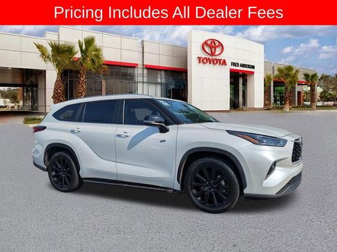 Used 2023 Toyota Highlander XLE FWD image 2