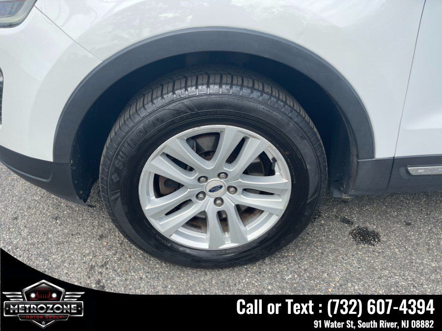 Used 2018 Ford Explorer XLT w/ Equipment Group 202A AWD/4WD image 32