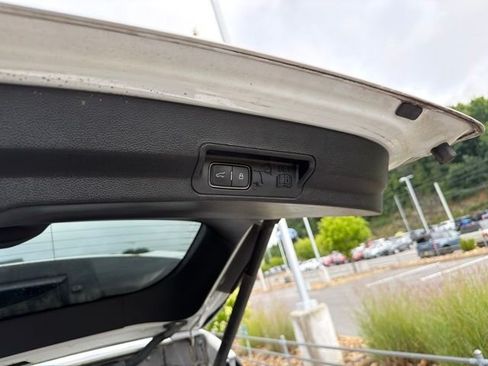 Used 2020 Ford Explorer XLT w/ Equipment Group 202A AWD/4WD image 9