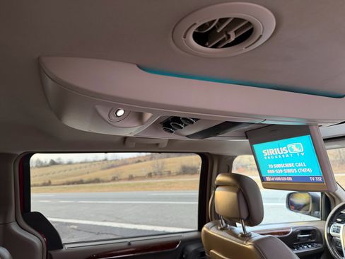 Used 2011 Chrysler Town & Country Limited image 23