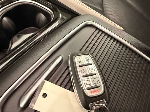 Used 2023 Chrysler Pacifica Limited FWD image 33