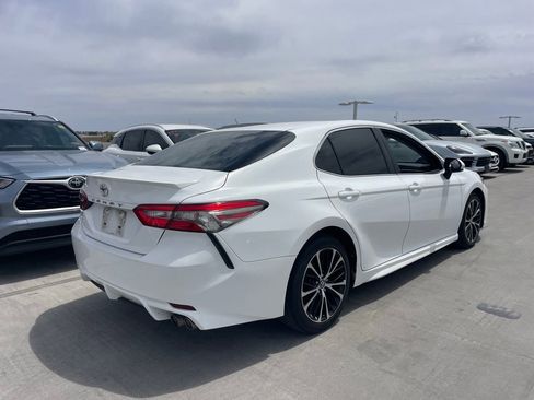 Used 2018 Toyota Camry SE FWD image 2