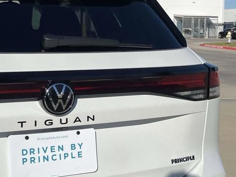New 2026 Volkswagen Tiguan SE R-Line FWD image 5