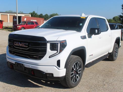 Used 2022 GMC Sierra 1500 AT4 w/ AT4 Premium Package AWD/4WD image 2