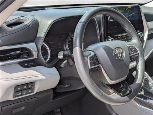 Used 2022 Toyota Highlander Platinum AWD/4WD image 3