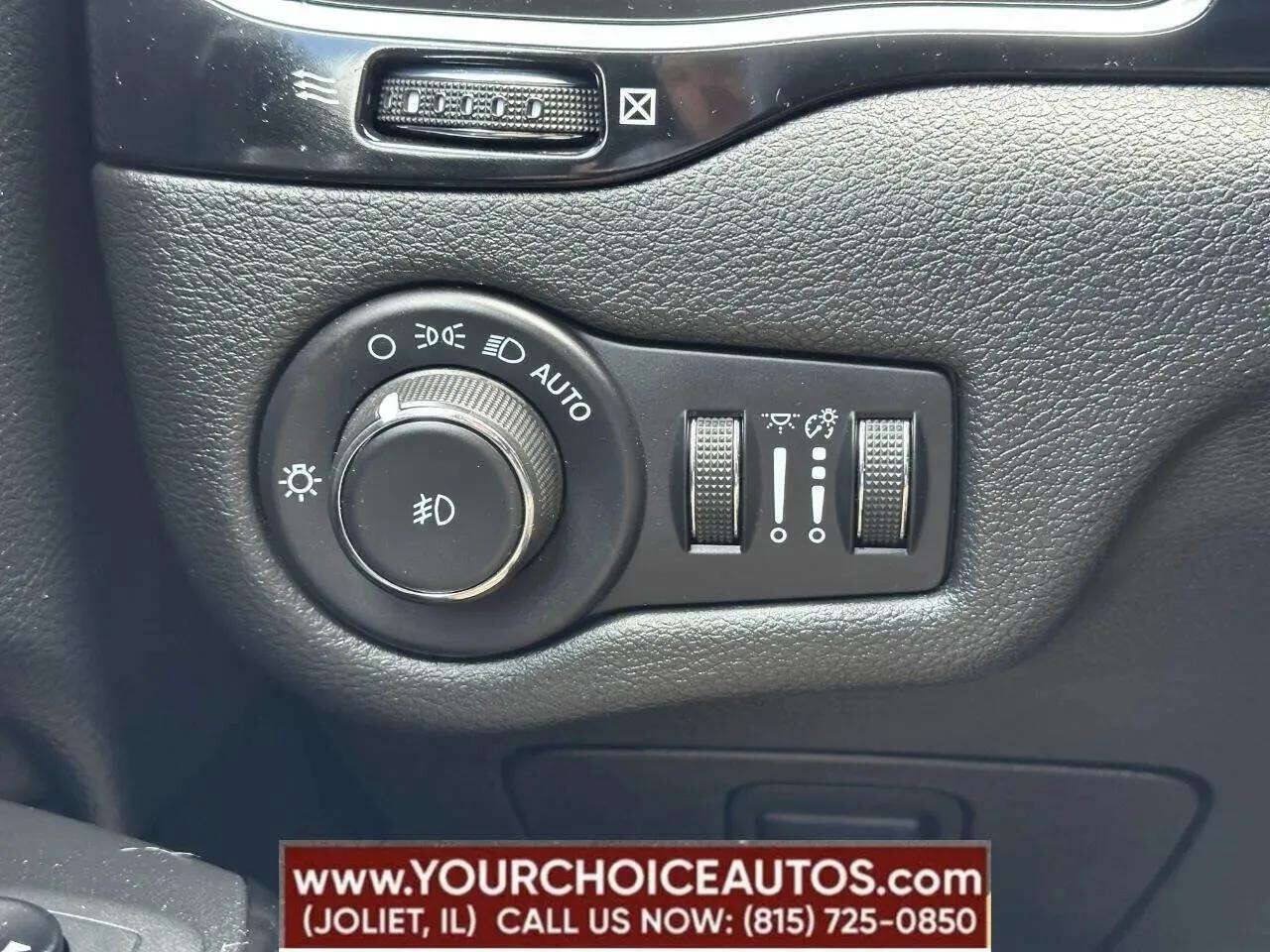 Used 2021 Jeep Cherokee Latitude Plus FWD image 42