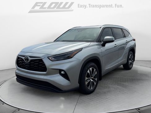 Used 2025 Toyota Highlander XLE AWD/4WD image 3