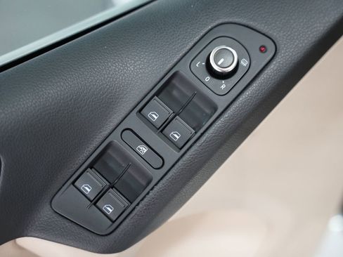 Used 2015 Volkswagen Tiguan SEL image 41