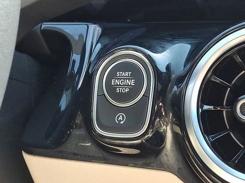 Used 2025 Mercedes-Benz GLA 250 4MATIC image 25