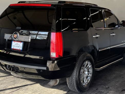 Used 2011 Cadillac Escalade Luxury image 5