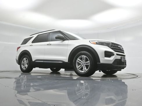 Certified 2024 Ford Explorer XLT RWD image 3