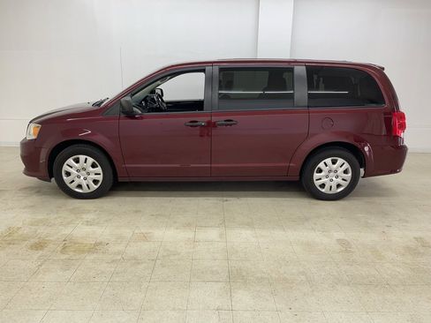 Used 2019 Dodge Grand Caravan SE w/ UConnect Hands-Free Group image 2