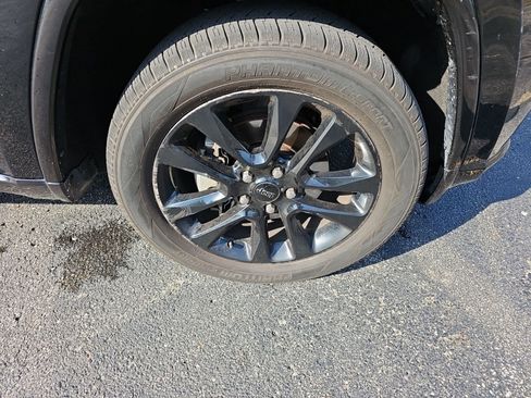 Used 2018 Jeep Grand Cherokee Altitude AWD/4WD image 9