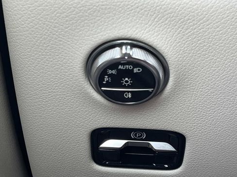 Used 2025 Mercedes-Benz GLC 300 4MATIC image 24